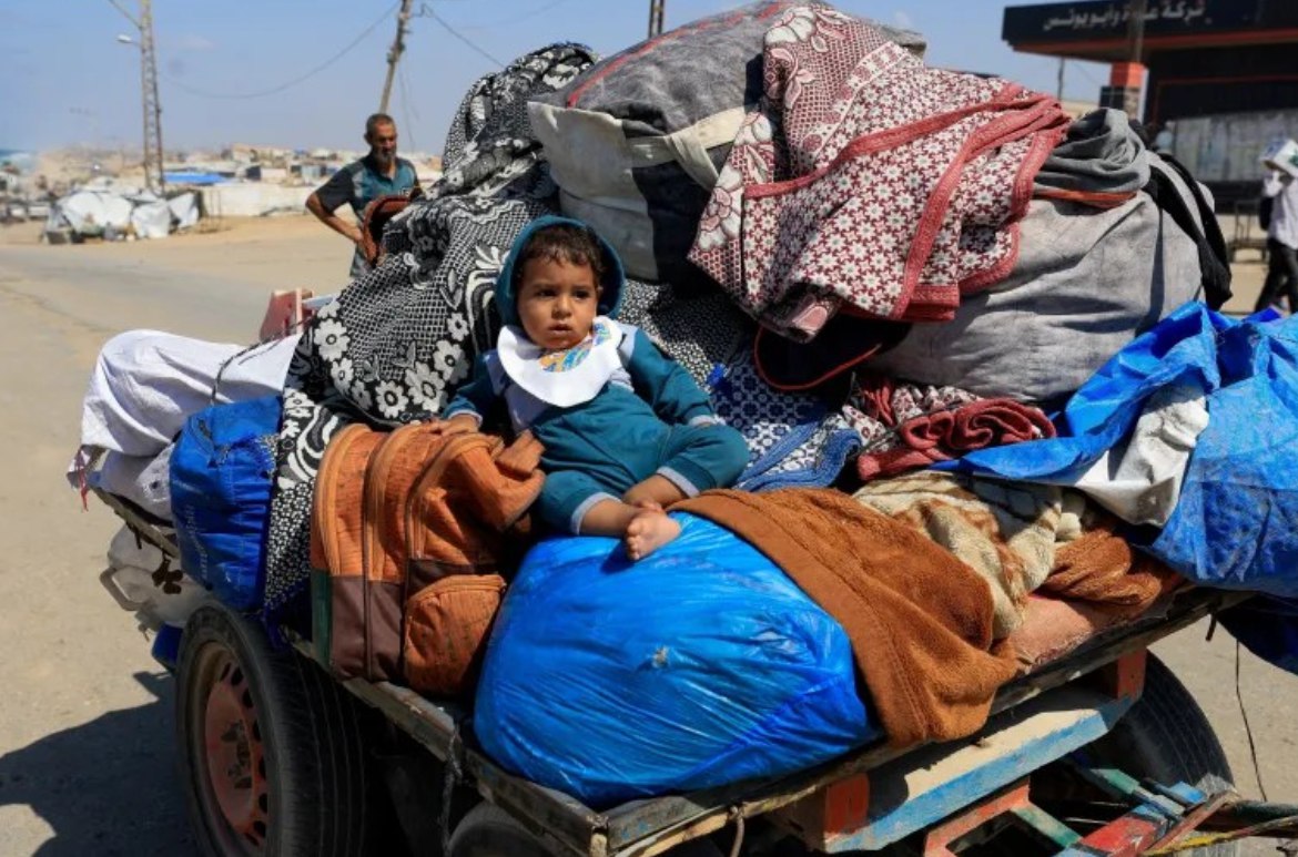 Gelombang pengungsian dari Kota Gaza ke selatan masih berlanjut di tengah semakin intensifnya perintah evakuasi dan ancaman pengeboman (28/9). Di atas sebuah gerobak, seorang balita terlihat duduk di antara barang-barang keluarganya. Lebih dari 66.000 warga Palestina terbunuh di Jalur Gaza sejak dimulainya agresi genosida pada Oktober 2023.(Dawoud Abu Alkas/Reuters)