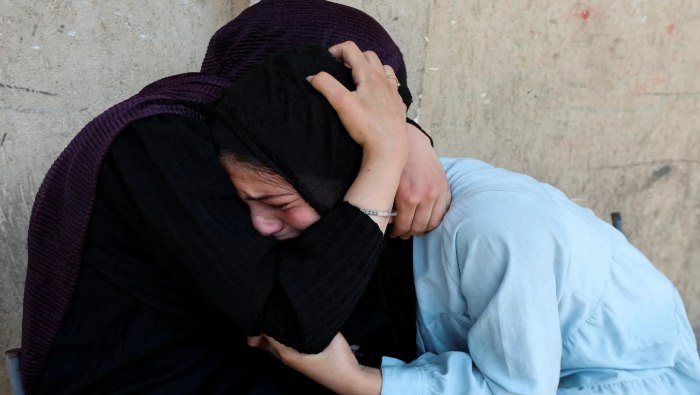 Perempuan di Gaza menangis setelah Israel mengebom sebuah sekolah di Gaza (MEE)