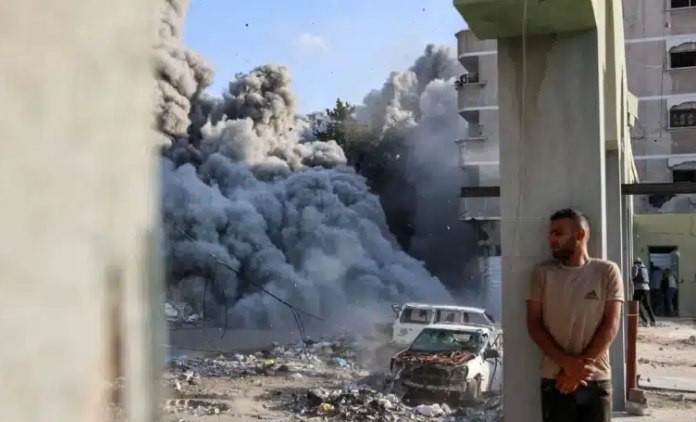 Seorang pria berlindung dari pengeboman Israel (QNN)