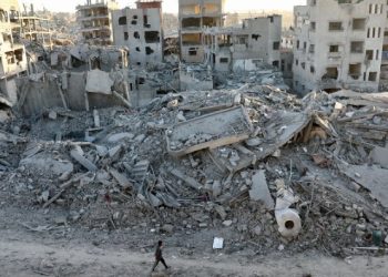 Penduduk Gaza berjalan di puing-puing kehancuran akibat Genosida (MEE)