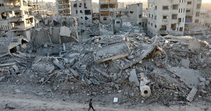 Penduduk Gaza berjalan di puing-puing kehancuran akibat Genosida (MEE)