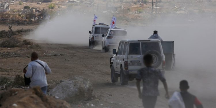 Sandera Israel yang dibebaskan oleh Brigade Al-Qassam, sayap bersenjata Hamas, sebagai bagian dari kesepakatan gencatan senjata dan pertukaran sandera-tahanan antara Hamas dan Israel, diserahkan kepada tim Komite Internasional Palang Merah (ICRC) di Deir al-Balah, Gaza, pada 13 Oktober 2025.