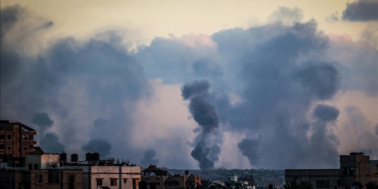 Israel memulai serangkaian serangan di Gaza meskipun ada gencatan senjata, dan asap tebal mengepul dari bagian timur Khan Yunis, Gaza, setelah serangan tersebut, pada 19 Oktober 2025.