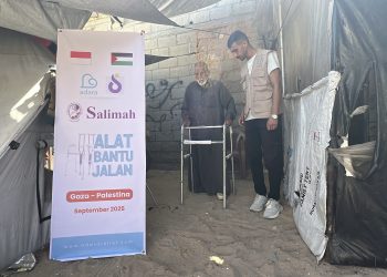 Ratusan Warga Gaza Terima Alat Bantu Jalan