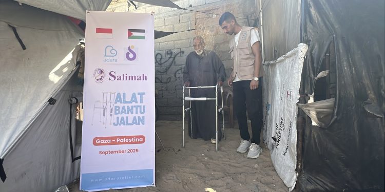 Ratusan Warga Gaza Terima Alat Bantu Jalan