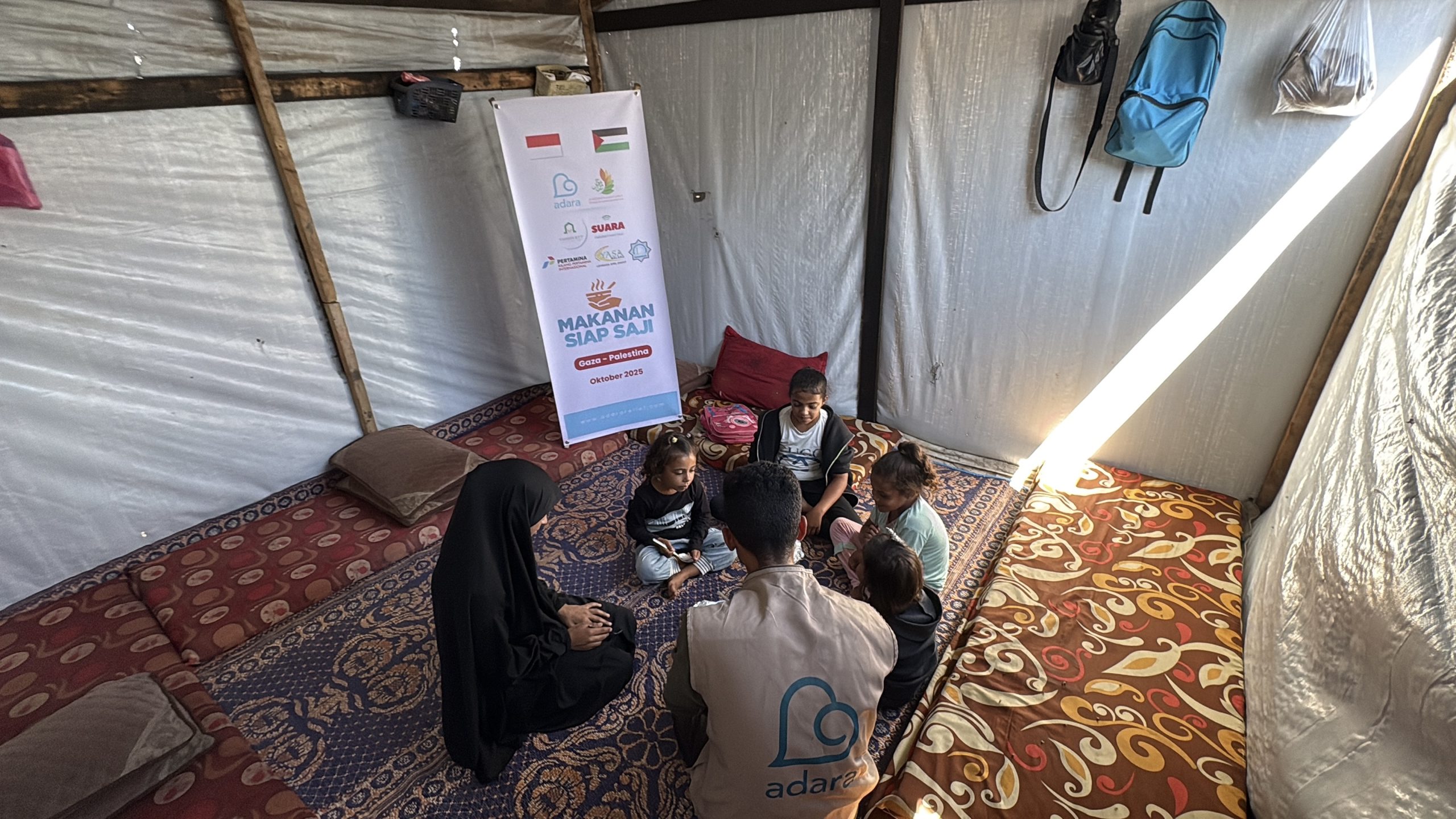 Potret penyaluran makanan siap saji pada bulan November 2025 yang Adara lakukan dalam mendukung ketahanan pangan di kamp pengungsian Gaza [Dok. Penyaluran Adara, 2025]