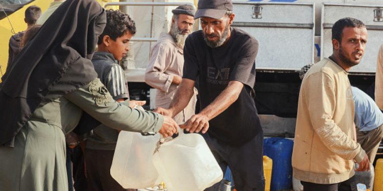 Warga Palestina di Gaza masih menghadapi kekurangan meskipun ada gencatan senjata, karena Israel terus memberlakukan pembatasan [Getty]