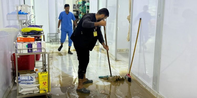 Hujan Deras Membanjiri Rumah Sakit Lapangan Kuwait di Khan Yunis