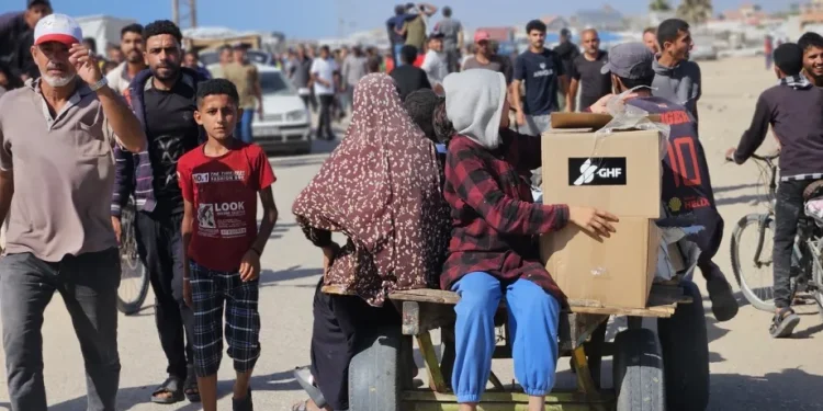 https://www.middleeastmonitor.com/20251124-us-backed-gaza-humanitarian-foundation-ends-mission-after-9-months/#:~:text=Ribuan%20warga%20Palestina%20berdesakan%20di%20titik%20distribusi%20bantuan%20kemanusiaan%20yang%20dikelola%20oleh%20%E2%80%9CYayasan%20Kemanusiaan%20Gaza%E2%80%9D%20di%20Gaza%20selatan%2C%20pada%2027%20Mei%202025.%20%5BHani%20Alshaer%20%E2%80%93%20Anadolu%20Agency%5D
