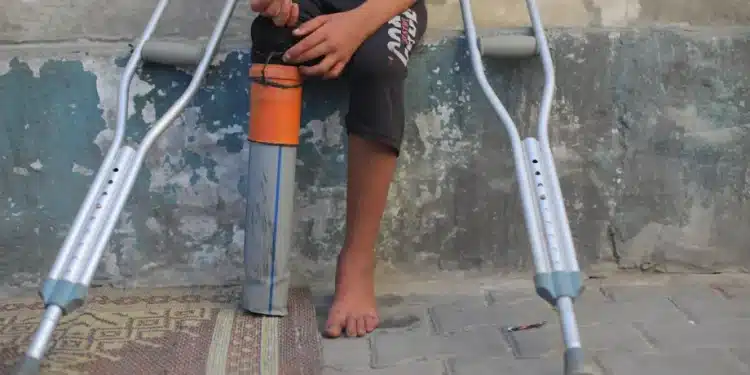 Ratib Mahmoud Abu Kulayk, bocah berusia 9 tahun, yang melarikan diri dari desanya di Gaza utara bersama keluarganya ke Deir al Balah, kehilangan ibunya dalam serangan udara Israel saat mengunjungi kerabatnya di Khan Yunis. Ia masih hidup dalam kondisi yang sulit di Deir al Balah, Gaza, pada 14 September 2025. [Hassan Jedi – Anadolu Agency]