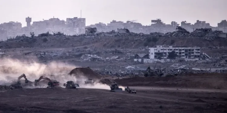 Tank dan kendaraan militer Israel terlihat dikerahkan bersama beberapa kendaraan militer, helikopter, dan drone yang berpatroli di sepanjang wilayah perbatasan menyusul penerapan gencatan senjata antara Israel dan Hamas di Gaza dan penarikan pasukan Israel di dalam garis kuning di Sderot, Israel pada 14 Oktober 2025. [Mostafa Alkharouf – Anadolu Agency]