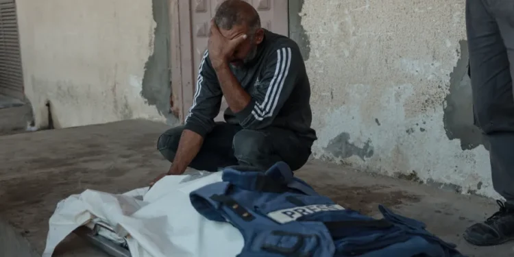 Masyarakat berduka atas tewasnya jurnalis Palestina Ahmed Abu Mutair dalam serangan Israel di Rumah Sakit Syuhada Al Aqsa di Deir al Balah, Gaza, pada 20 Oktober 2025. [Abdalhkem Abu Riash – Anadolu Agency]