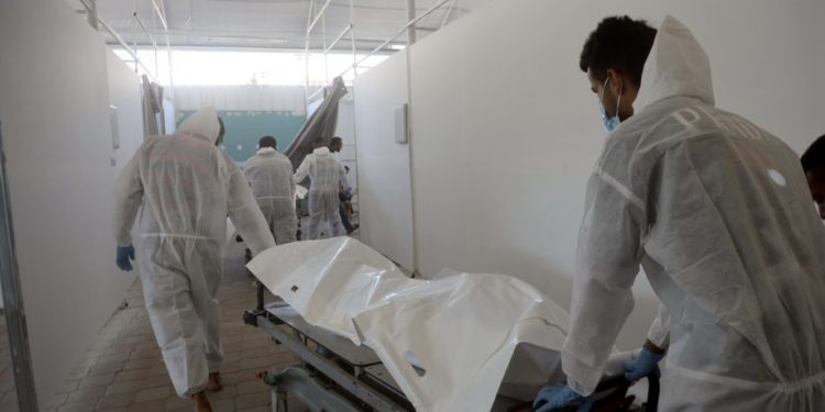 Tim Palang Merah mengantarkan jenazah 30 warga Palestina, yang ditahan oleh pasukan Israel dari berbagai wilayah Gaza selama perang dan diserahkan sebagai bagian dari kesepakatan gencatan senjata, ke Rumah Sakit Nasser di Khan Yunis, Gaza, pada 30 Oktober 2025. [Abdallah Fs Alattar – Anadolu Agency]