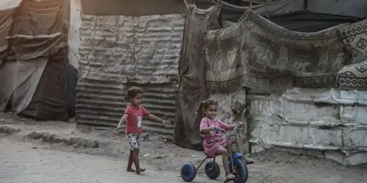 Anak-anak bersepeda di tengah perjuangan sehari-hari warga Palestina yang tinggal di Nuseirat, Gaza, yang dilanda perang, pada 1 November 2025. [Moiz Salhi – Anadolu Agency]