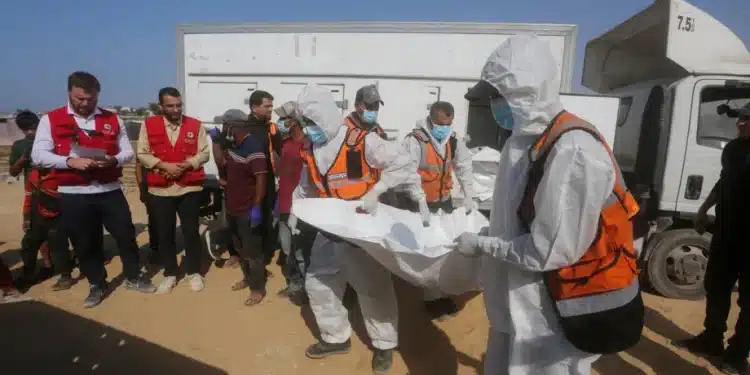 Tim Pertahanan Sipil dan Palang Merah terlihat saat pemakaman 24 warga Palestina yang jenazahnya diserahkan oleh Israel berdasarkan perjanjian gencatan senjata, di Deir al-Balah, Gaza, pada 5 November 2025. [Stringer - Anadolu Agency] Tim Pertahanan Sipil dan Palang Merah terlihat saat pemakaman 24 warga Palestina yang jenazahnya diserahkan Israel berdasarkan perjanjian gencatan senjata, di Deir al-Balah, Gaza, pada 5 November 2025. [Stringer – Anadolu Agency]