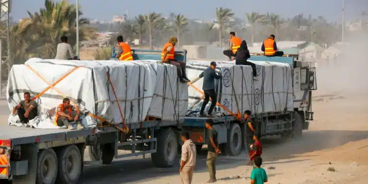 Truk-truk pengangkut makanan dan bahan bakar melewati Perlintasan Perbatasan Kissufim dan menuju Gaza berdasarkan perjanjian gencatan senjata antara Israel dan Hamas, dan tiba di Jalur Gaza di Deir al-Balah, Gaza pada 6 November 2025. [Mohammed Nassar – Anadolu Agency]