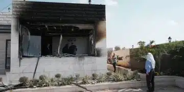 Pemandangan rumah keluarga Palestina yang rusak akibat pembakaran oleh pemukim Israel di desa Abu Falah dekat Ramallah, Tepi Barat, pada 8 November 2025. [Issam Rimawi – Anadolu Agency]