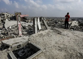 Warga Palestina memeriksa rumah-rumah yang rusak parah di wilayah al-Ketiba setelah penarikan pasukan Israel dari Khan Yunis, Gaza, pada 11 November 2025. [Abed Rahim Khatib – Anadolu Agency]