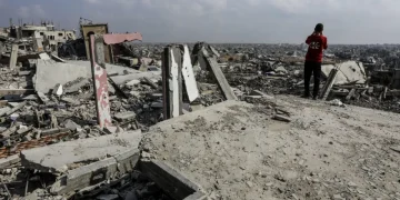 Warga Palestina memeriksa rumah-rumah yang rusak parah di wilayah al-Ketiba setelah penarikan pasukan Israel dari Khan Yunis, Gaza, pada 11 November 2025. [Abed Rahim Khatib – Anadolu Agency]