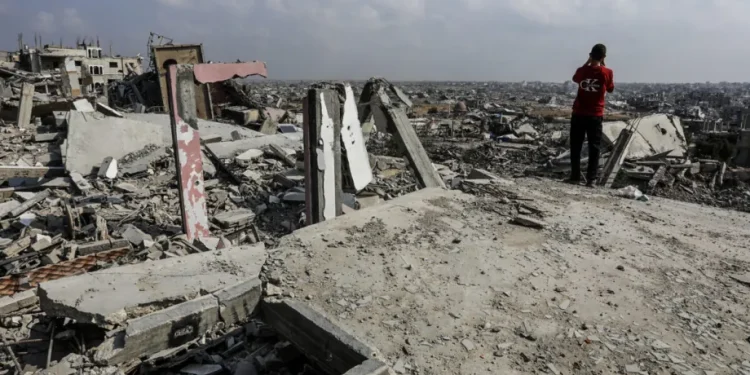 Warga Palestina memeriksa rumah-rumah yang rusak parah di wilayah al-Ketiba setelah penarikan pasukan Israel dari Khan Yunis, Gaza, pada 11 November 2025. [Abed Rahim Khatib – Anadolu Agency]