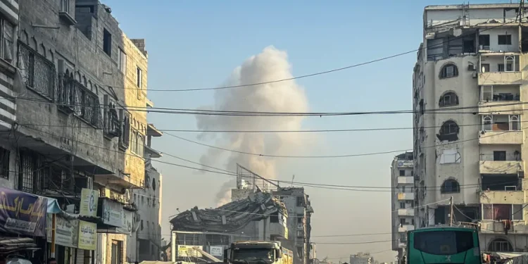 Asap mengepul di atas permukiman di Gaza timur setelah pasukan Israel melancarkan serangan baru di dekat "Garis Kuning", meskipun mereka telah menarik diri menyusul gencatan senjata di Kota Gaza, Gaza, pada 18 November 2025. [Hamza ZH Qraiqea – Anadolu Agency]