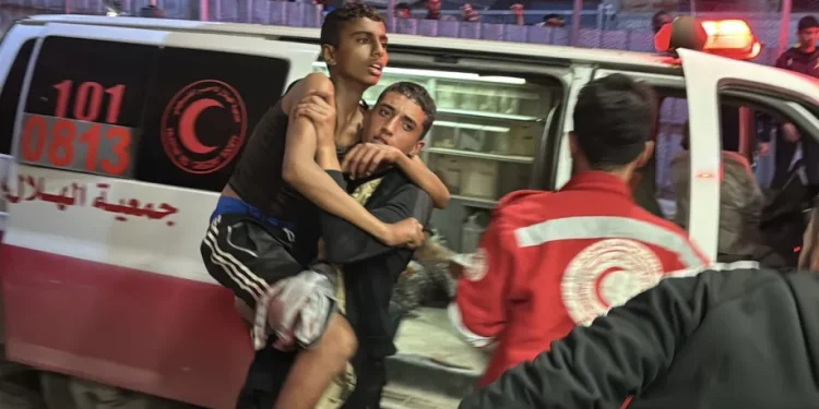 Warga Palestina yang tewas dan terluka dalam serangan Israel di distrik al-Mawasi dibawa ke Rumah Sakit Nasser di Khan Yunis, Gaza pada 19 November 2025. [Abdallah Fs Alattar – Anadolu Agency]