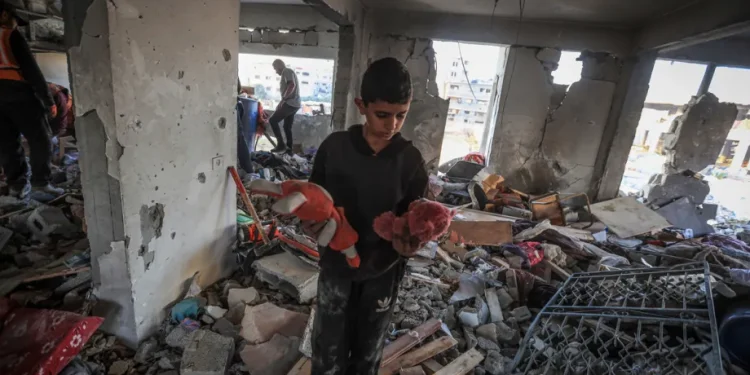 Tim pertahanan sipil melanjutkan upaya pencarian dan penyelamatan dengan sumber daya terbatas, berusaha menjangkau orang-orang yang terjebak di bawah reruntuhan setelah serangan Israel yang melanggar gencatan senjata, yang menewaskan lebih dari sepuluh orang di Kota Gaza, Gaza pada 20 November 2025. [Hamza ZH Qraiqea – Anadolu Agency]