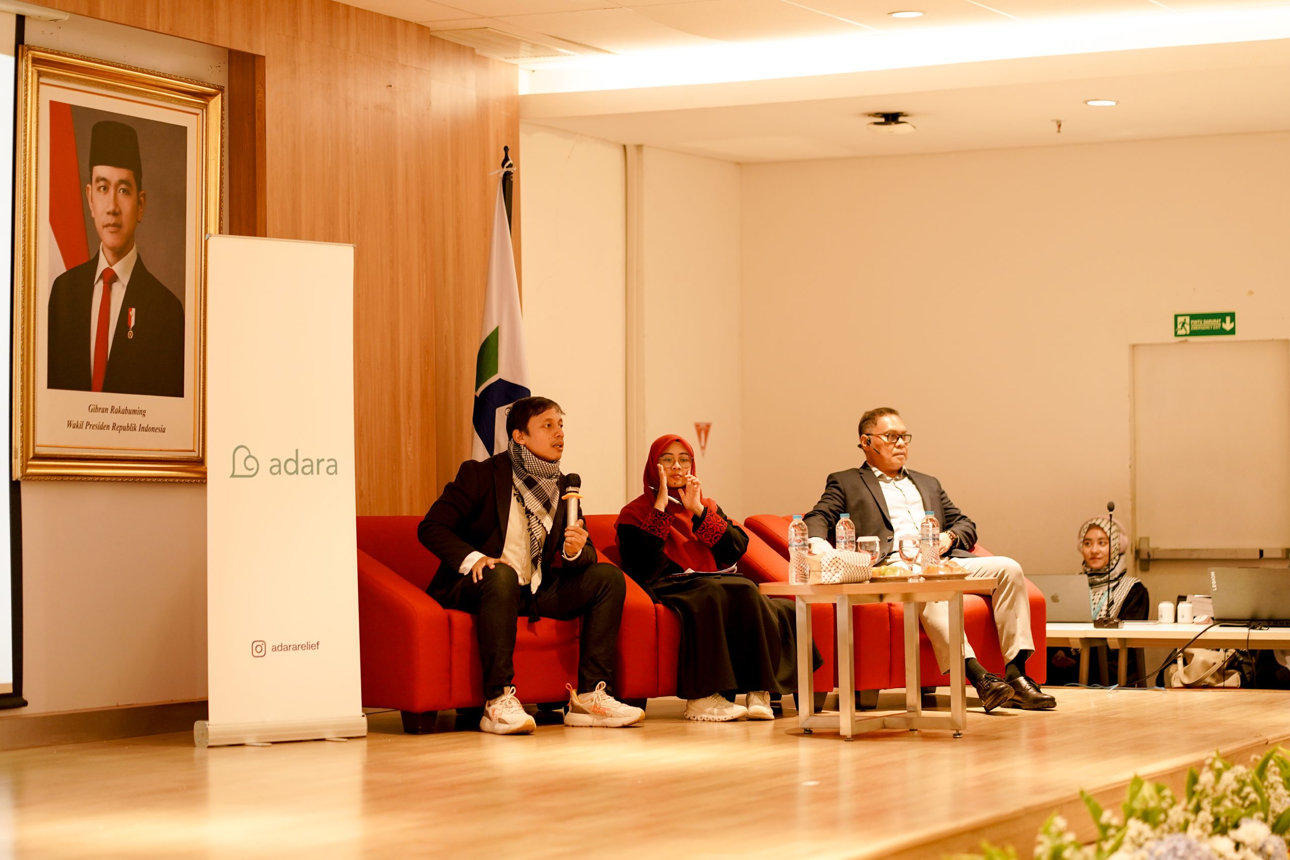 Fitriyah Nur Fadhilah sedang memandu sesi jalannya diskusi panel.