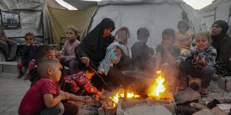 “Mereka Akan Jadi Anak Jalanan”: Dari Ibu Lima Anak Menjadi Pengasuh 36 Cucu Yatim di Sebuah Tenda
