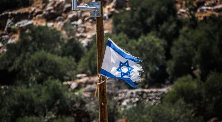 Israel mengibarkan bendera di permukiman Palestina di Burqin, Tepi Barat (MEE)