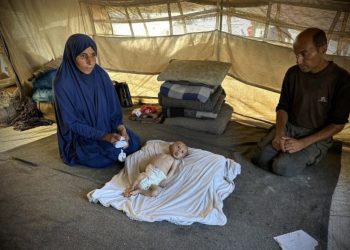Mohammad Abu Salah (4 bulan) hidup bersama keluarganya di dalam tenda pengungsian di "zona aman" Al-Masawi, Khan Yunis, Jalur Gaza (1/10). Ia menderita kelainan jantung yang menyebabkan malnutrisi parah dan saat ini sedang dirawat di Rumah Sakit Al-Nasser di Khan Yunis. Keluarganya menghadapi kondisi kemanusiaan yang memprihatinkan di tengah penutupan perbatasan oleh Israel, yang mencegah anak tersebut menerima susu, obat-obatan, dan popok yang sangat dibutuhkannya. (ActiveStill)