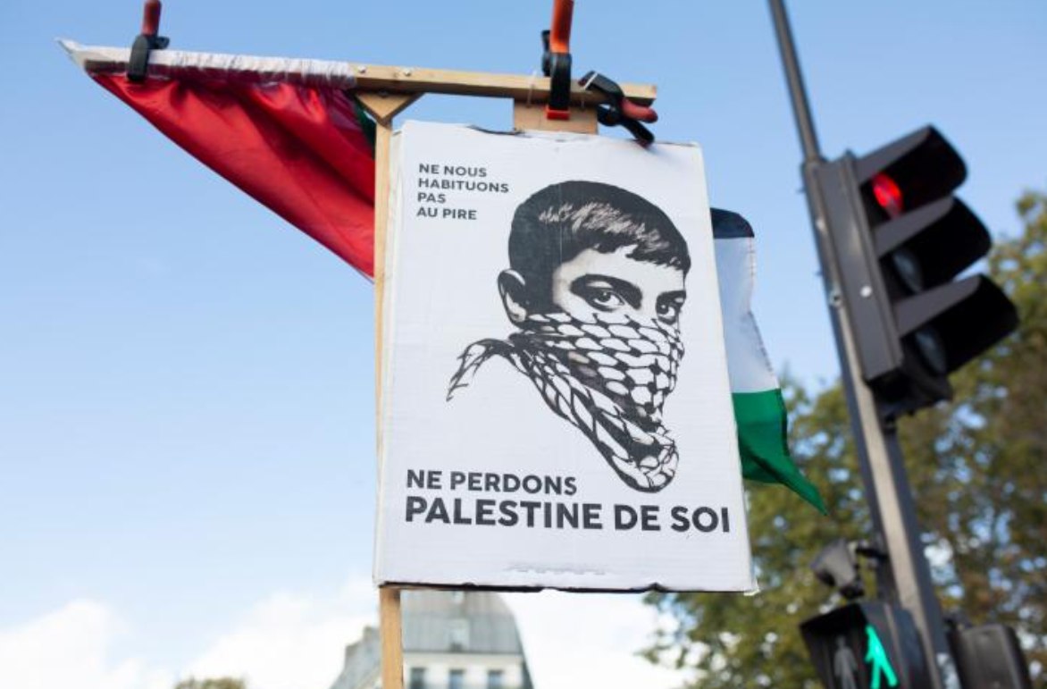 Ribuan pengunjuk rasa turun di Paris menentang genosida yang sedang berlangsung di Gaza dan menunjukkan dukungan bagi anggota Armada Sumud Global, yang berupaya menembus blokade Gaza melalui laut (4/10). Ratusan peserta armada Sumud Global dicegat di laut oleh pasukan Israel di perairan internasional dan dibawa ke penjara-penjara Israe. Di akhir demonstrasi, polisi Prancis menyerang para pengunjuk rasa dan menangkap tujuh orang. (Anne Paq/ActiveStill)