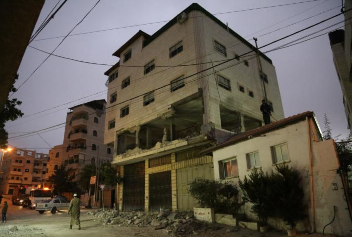 Rumah keluarga Ahmed Rafiq Al-Haimouni (20), seorang tawanan Palestina, di Al-Khalil, Tepi Barat, dihancurkan oleh pasukan Israel sebagai bentuk hukuman kolektif (5/10). Ia dituduh melakukan penyerangan di Yaffa. Sebelum dihancurkan rumah tersebut digunakan untuk menampung 25 anggota keluarga. (Mosab Shawer/ActiveStill)