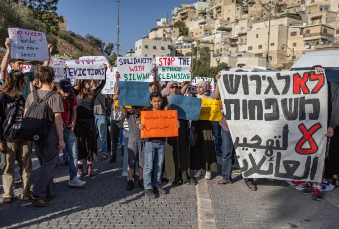 Warga Palestina di lingkungan Silwan di Al-Quds (Yerusalem) berunjuk rasa bersama aktivis solidaritas (11/10). Mereka menentang kampanye pembersihan etnis yang sedang berlangsung di Al-Quds, setelah keputusan Mahkamah Agung Israel menyatakan bahwa tiga keluarga Palestina lainnya akan digusur agar para pemukim dapat menempati rumah-rumah tersebut. (Avishay Mohar/ActiveStill)