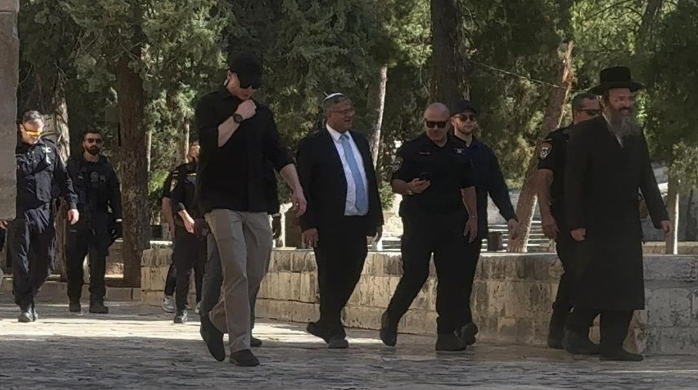 Menteri Israel sayap kanan, Itamar Ben-Gvir, menyerbu kompleks Masjid Al-Aqsa di Yerusalem Timur yang diduduki untuk kedua kalinya dalam sepekan (14/10). Penyerbuan tersebut tidak diumumkan sebelumnya, sementara para menteri Israel hanya diizinkan memasuki lokasi tersebut dengan persetujuan terlebih dahulu dari kantor Perdana Menteri Benjamin Netanyahu. (Anadolu/WAFA)