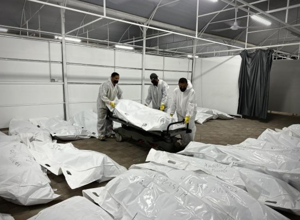 Staf Rumah Sakit Al-Nasser di Khan Younis mengumpulkan 90 jenazah tawanan Palestina dari Jalur Gaza yang dipulangkan sebagai bagian dari kesepakatan pertukaran antara Hamas dan Israel (15/10). Jenazah-jenazah tersebut ditahan oleh Israel selama genosida di Gaza dan dikembalikan tanpa identitas melalui Komite Palang Merah Internasional. (Doaa Albaz/ActiveStill) 