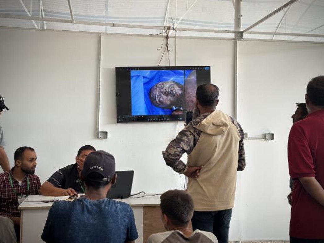 Di RS Nasser, keluarga-keluarga Palestina berusaha mengidentifikasi jenazah yang dikembalikan oleh Israel (16/10). Otoritas Israel mengembalikan jenazah-jenazah tersebut tanpa identitas, dan tim medis di Gaza melaporkan bahwa sebagian besar menunjukkan tanda-tanda penyiksaan, termasuk patah tulang, pemukulan hebat, dan tangan diborgol.(Doaa Albaz/ActiveStill) 