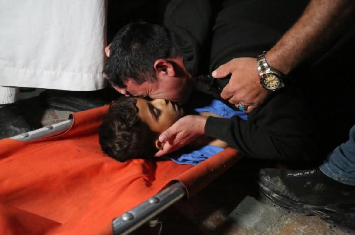 Mohammed Bahjat Al-Hallaq (10 tahun) dibunuh oleh pasukan Israel di Desa Al-Rihiya, Al-Khalil, Tepi Barat (16/10). Pasukan kolonial Israel menembakkan peluru tajam ke arah sekelompok anak yang sedang bermain sepak bola dan mengenai tubuh Mohammed hingga menembus panggulnya. Ia dibawa ke rumah sakit terdekat dalam kondisi kritis, dan kemudian dinyatakan meninggal dunia. (Mosab Shawer/ActiveStill)