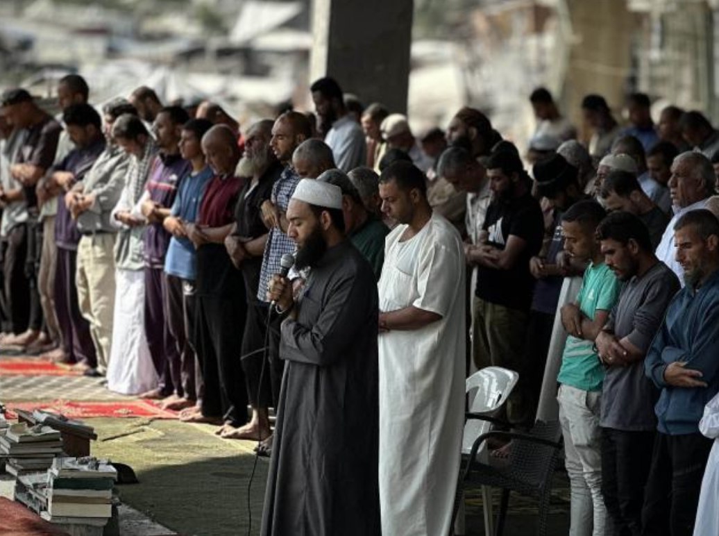 Warga Palestina berkumpul untuk melaksanakan salat Jumat pertama sejak gencatan senjata dimulai, di tengah reruntuhan Masjid Albania di Khan Younis, Jalur Gaza (17/10). Meskipun separuh masjid hancur total dan sisanya rusak berat, jemaah tetap khidmat beribadah dan memanjatkan doa untuk para martir dan korban luka. Di antara tekad mereka adalah kembali menghidupkan tempat-tempat ibadah meskipun kerusakan meluas. (Doaa Albaz/ActiveStill)