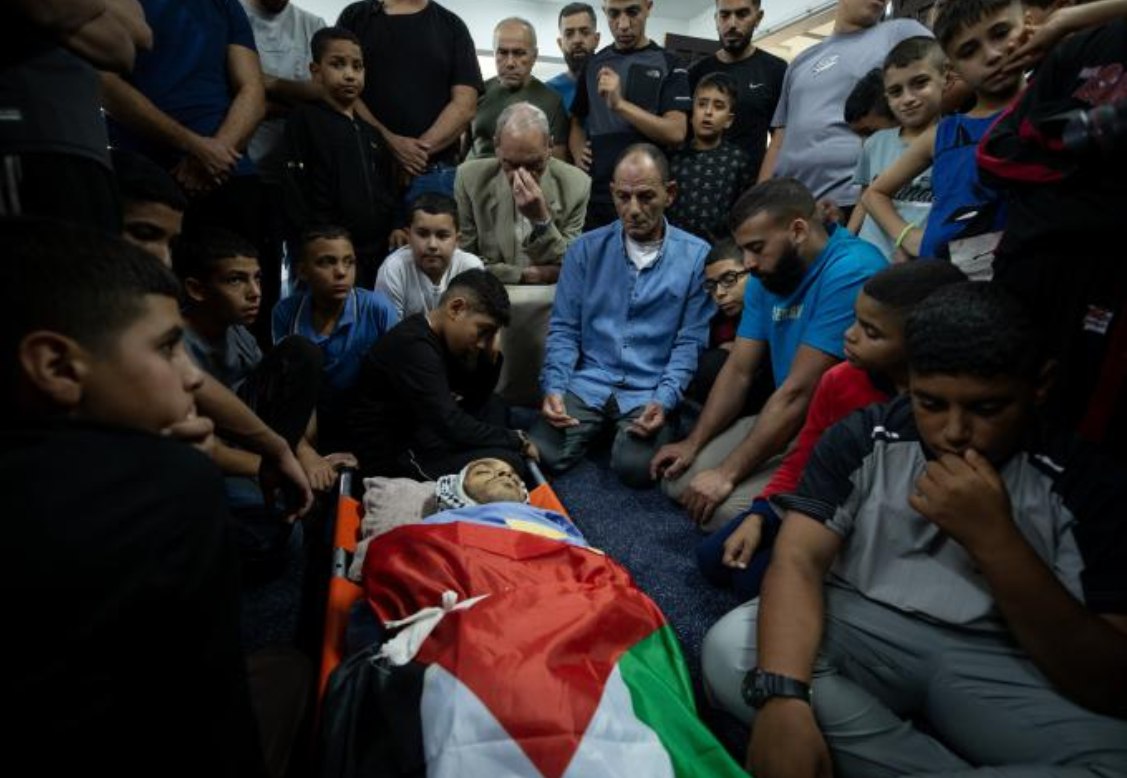 Warga Palestina di Kamp Pengungsi Al-Ein melepas Majed Mohammad Dawoud (42 tahun) di Nablus, Tepi Barat (19/10). Dawoud meninggal karena luka di perut dan kakinya setelah ditembak oleh pasukan Israel di dalam kamp. (Wahaj Bani Moufleh/ActiveStill)