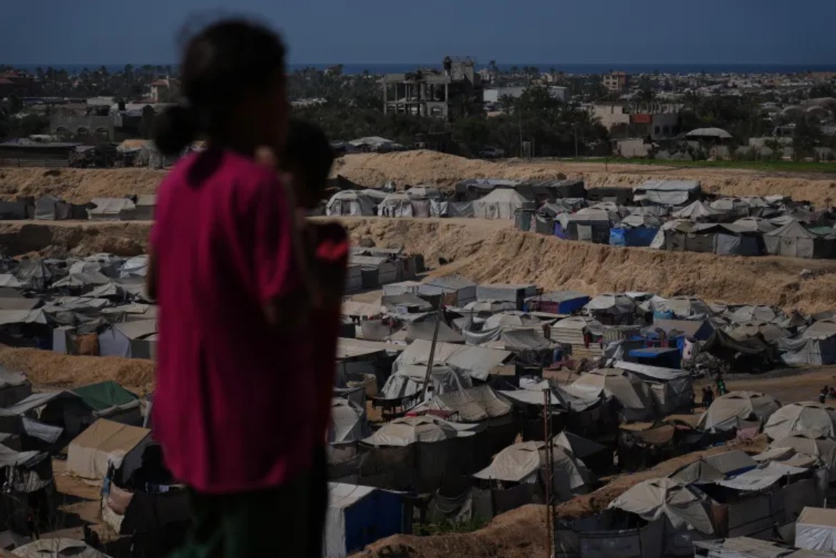 Warga Palestina tetap melanjutkan hidup dalam pengungsian selama gencatan senjata (21/10). Ratusan ribu warga Palestina telah dipaksa meninggalkan rumah mereka oleh tentara Israel selama agresi genosida. Kini mereka mengalami kesulitan untuk kembali karena rumah mereka telah menjadi reruntuhan, juga karena adanya batas ilegal “garis kuning” yang dibentuk oleh Israel [Abdel Kareem Hana/AP/ Al Jazeera] 