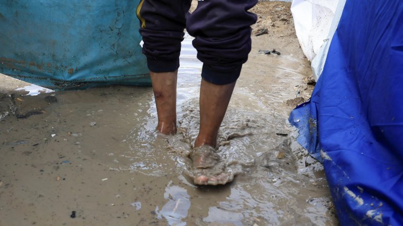 Musim hujan menyebabkan banjir di pengungsian Gaza, menimbulkan ancaman kesehatan (MEE)