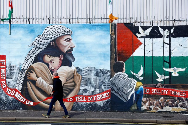 Mural di Belfast Irlandia menggambarkan kehancuran Gaza dan anak-anak yang terbunuh. Di bagian bawah tertulis puisi Refat Al-Areer, sastrawan Palestina yang dibunuh pada agresi genosida Gaza: “Jika aku mati, kau harus hidup, untuk menceritakan kisahku.” (sumber: Latamarte) 

