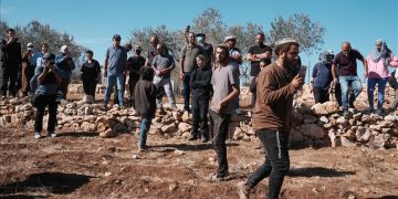 Pemukim Yahudi berdebat dengan petani Palestina yang sedang memanen zaitun dan aktivis yang mendukung mereka dan mencoba menghentikan sekelompok orang yang memetik zaitun di Ramallah, Tepi Barat pada 29 Oktober 2025.