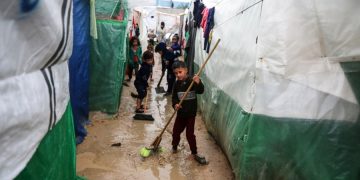 Pertahanan Sipil Gaza: Keluarga-Keluarga Pengungsi Menghadapi Kondisi Musim Dingin yang Keras