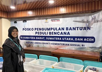 Indah Kurniati, Direktur Fundraising Adara Relief International di depan Posko Pengumpulan Bantuan Peduli Bencana dari Kemensos RI (10/12).
