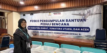 Indah Kurniati, Direktur Fundraising Adara Relief International di depan Posko Pengumpulan Bantuan Peduli Bencana dari Kemensos RI (10/12).