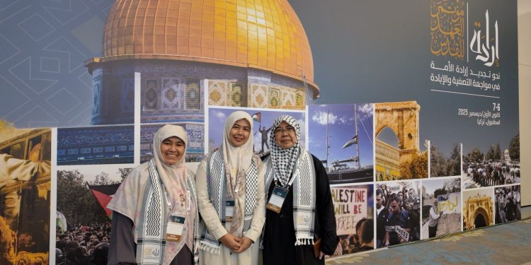 Maimon Herawati (SMART171, Indonesia), Maryam Rachmayani (Adara Relief International, Indonesia), Zuraidah Kornain (MWCQP, Malaysia) di The Jerusalem Covenant Conference.