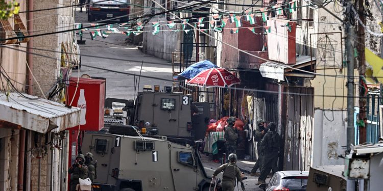 Pasukan Israel Menggerebek Rumah, Universitas, dan Menahan Puluhan Orang di Tepi Barat