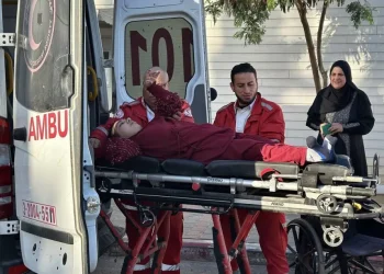 Para pasien Palestina yang dipulangkan dari Rumah Sakit Eropa Gaza untuk perawatan di luar negeri, dipindahkan ke ambulans dan bus di bawah koordinasi Organisasi Kesehatan Dunia (WHO) di Kota Gaza, Gaza pada 27 Maret 2025. [Hani Alshaer – Anadolu Agency]